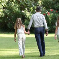 El Rey Felipe camina con la Princesa Leonor y la Infanta Sofía en su posado de verano 2019