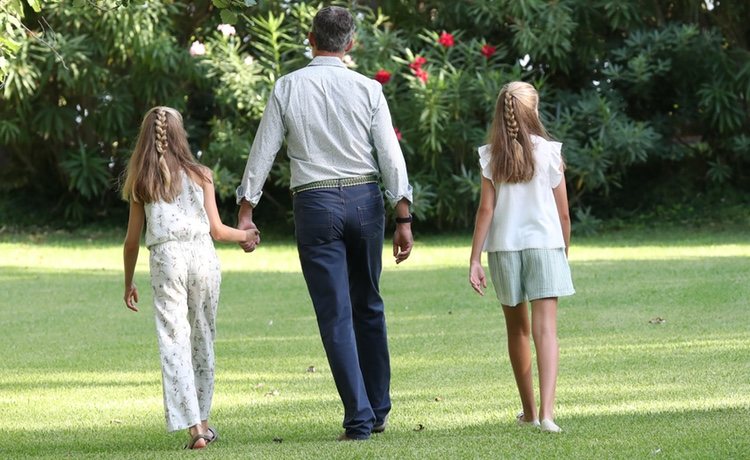 El Rey Felipe camina con la Princesa Leonor y la Infanta Sofía en su posado de verano 2019