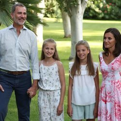 Los Reyes Felipe y Letizia, la Princesa Leonor y la Infanta SofÃ­a, muy sonrientes en su posado de verano 2019 en Marivent