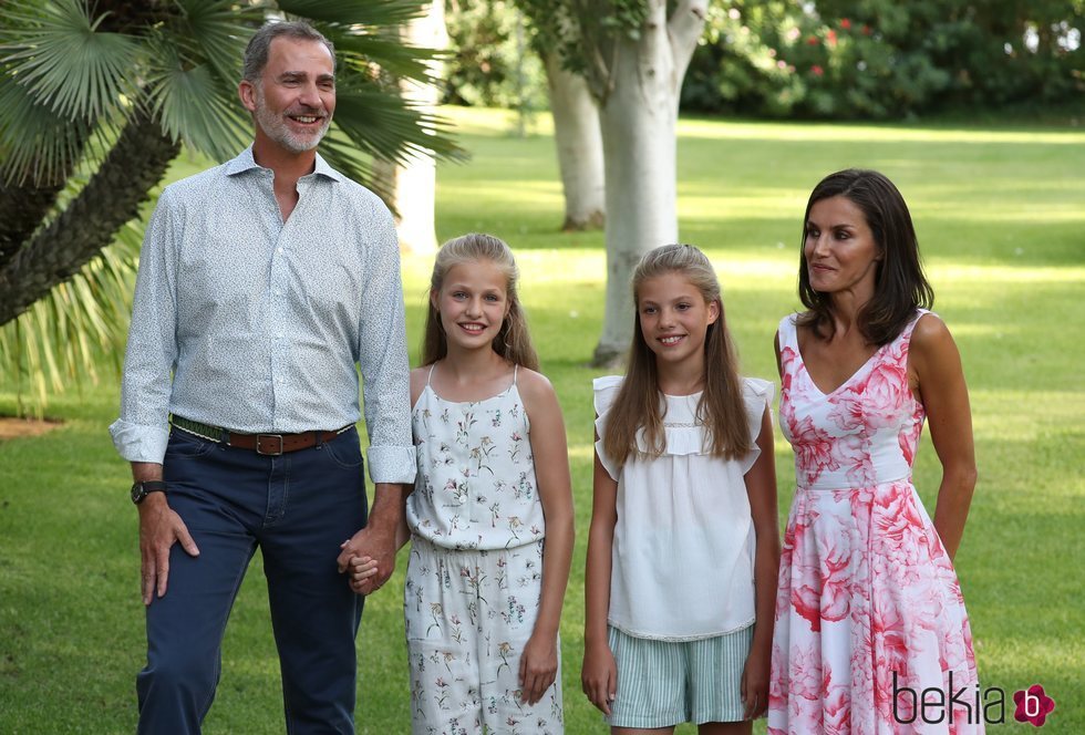 Los Reyes Felipe y Letizia, la Princesa Leonor y la Infanta Sofía, muy sonrientes en su posado de verano 2019 en Marivent