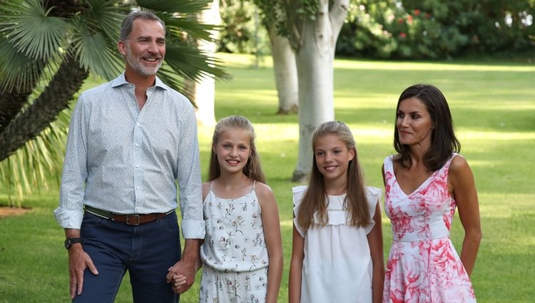 Los Reyes Felipe y Letizia, la Princesa Leonor y la Infanta Sofía, muy sonrientes en su posado de verano 2019 en Marivent