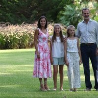 Los Reyes Felipe y Letizia, la Princesa Leonor y la Infanta Sofía en su posado de verano 2019 en Marivent