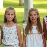 La Princesa Leonor y la Infanta Sofía, muy sonrientes en su posado de verano 2019 en Marivent