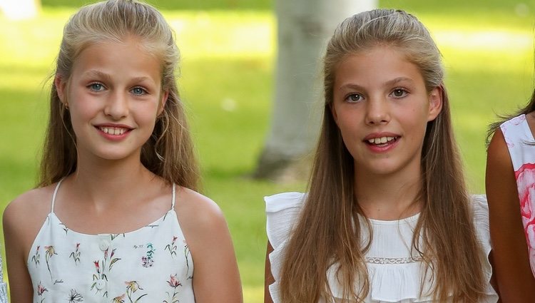 La Princesa Leonor y la Infanta Sofía, muy sonrientes en su posado de verano 2019 en Marivent