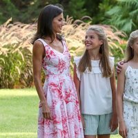 La Reina Letizia y la Infanta Sofía, muy cómplices en su posado de verano 2019 en Marivent