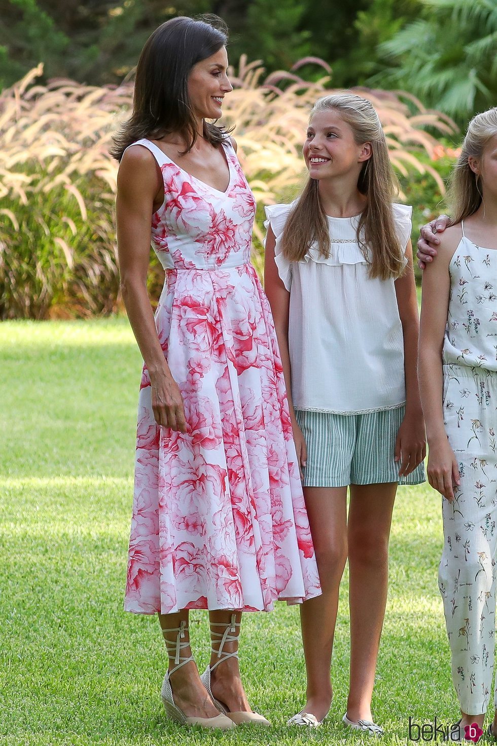 La Reina Letizia y la Infanta Sofía, muy cómplices en su posado de verano 2019 en Marivent