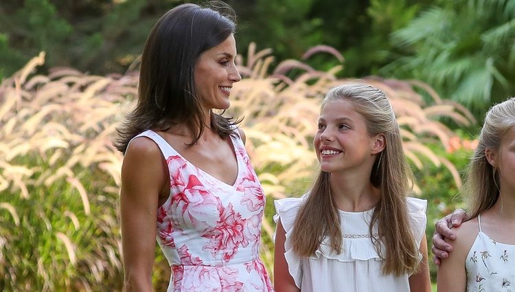 La Reina Letizia y la Infanta Sofía, muy cómplices en su posado de verano 2019 en Marivent