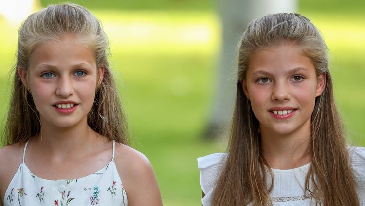 La Princesa Leonor y la Infanta Sofía en su posado de verano 2019 en Marivent