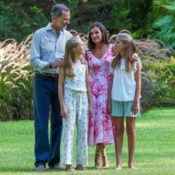 Los Reyes Felipe y Letizia, la Princesa Leonor y la Infanta Sofía, muy cómplices en su posado de verano 2019 en Marivent