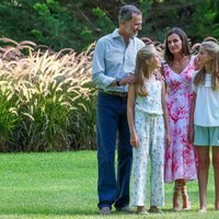 Los Reyes Felipe y Letizia, la Princesa Leonor y la Infanta Sofía, muy cómplices en su posado de verano 2019 en Marivent