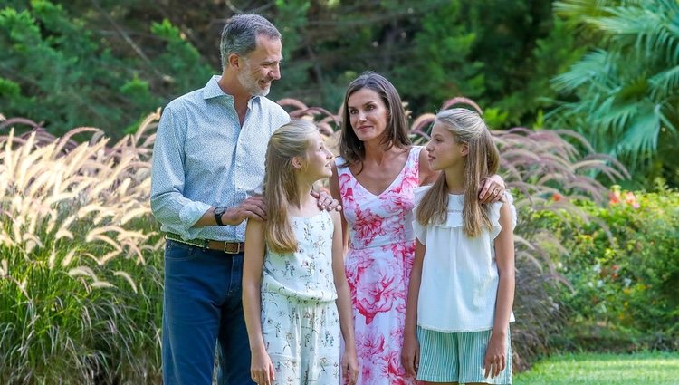 Los Reyes Felipe y Letizia, la Princesa Leonor y la Infanta Sofía, muy cómplices en su posado de verano 2019 en Marivent