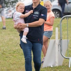 Zara Phillips cogiendo en brazos a Lena Tindall