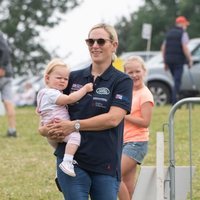 Zara Phillips cogiendo en brazos a Lena Tindall