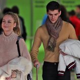 Ester Expósito y Álvaro Rico en el aeropuerto de Madrid