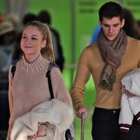 Ester Expósito y Álvaro Rico en el aeropuerto de Madrid