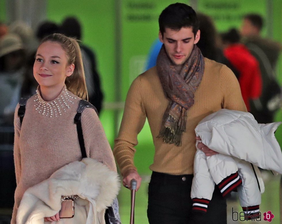 Ester Expósito y Álvaro Rico en el aeropuerto de Madrid