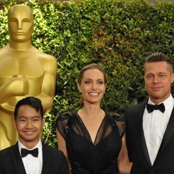 Brad Pitt y Angelina Jolie con Maddox Jolie-Pitt en los Governos Awards 2013