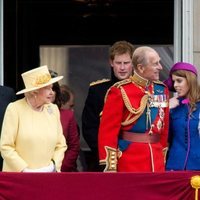 La Reina Isabel, el Duque de Edimburgo, el Príncipe Guillermo, Kate Middleton, el Príncipe Harry y la Princesa Beatriz de York en 2012