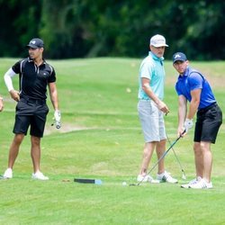 Joe Jonas y Nick Jonas jugando al golf