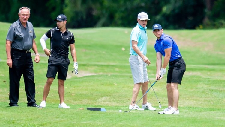 Joe Jonas y Nick Jonas jugando al golf