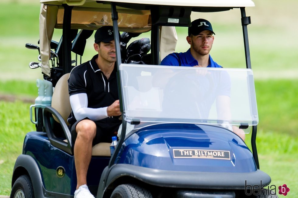 Nick Jonas y Joe Jonas en un carro de golf en Miami