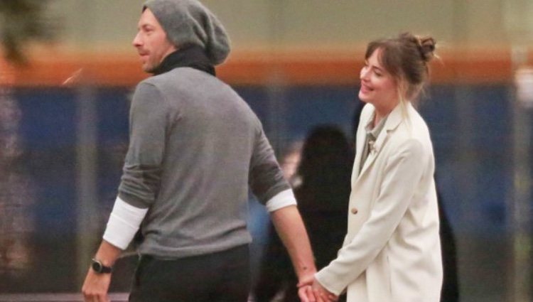 Dakota Johnson y Chris Martin juntos de la mano