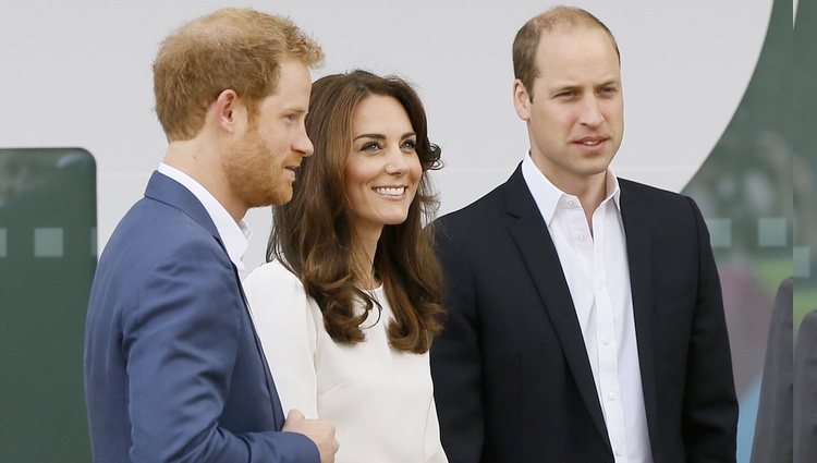 El Príncipe Guillermo, Kate Middleton y el Príncipe Harry en un acto de Heads Together