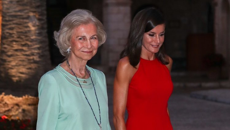 La Reina Letizia y la Reina Sofía, muy cómplices en la recepción del Palacio de la Almudaina en Mallorca del verano 2019