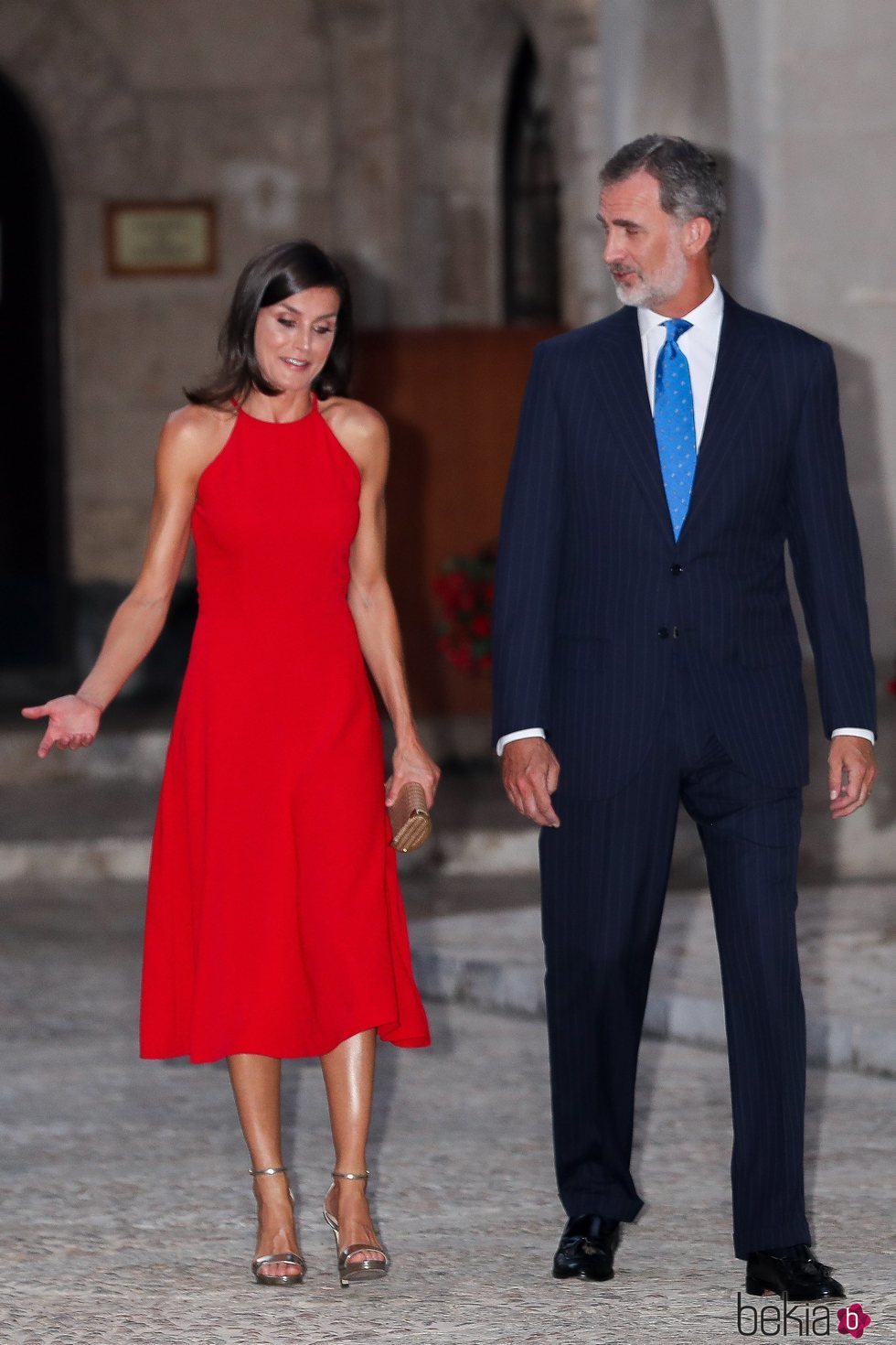 El Rey Felipe y la Reina Letizia charlando en la repceción del Palacio de la Almudaina en Mallorca del verano 2019