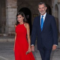 La Reina Letizia, el Rey Felipe y la Reina Sofía acudiendo a la recepción del Palacio de la Almudaina en Mallorca del verano 2019