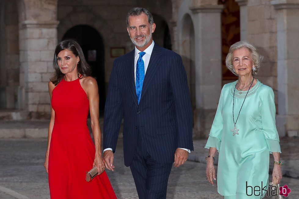 La Reina Letizia, el Rey Felipe y la Reina Sofía acudiendo a la recepción del Palacio de la Almudaina en Mallorca del verano 2019