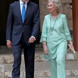 El Rey Felipe con su madre la Reina Sofía en la recepción del Palacio de la Almudaina en Mallorca del verano 2019