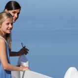 La Reina Letizia y la Princesa Leonor contemplando la costa de Mallorca