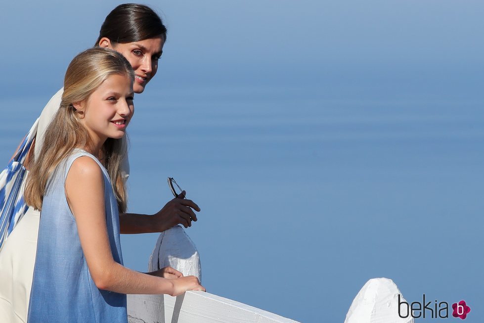 La Reina Letizia y la Princesa Leonor contemplando la costa de Mallorca