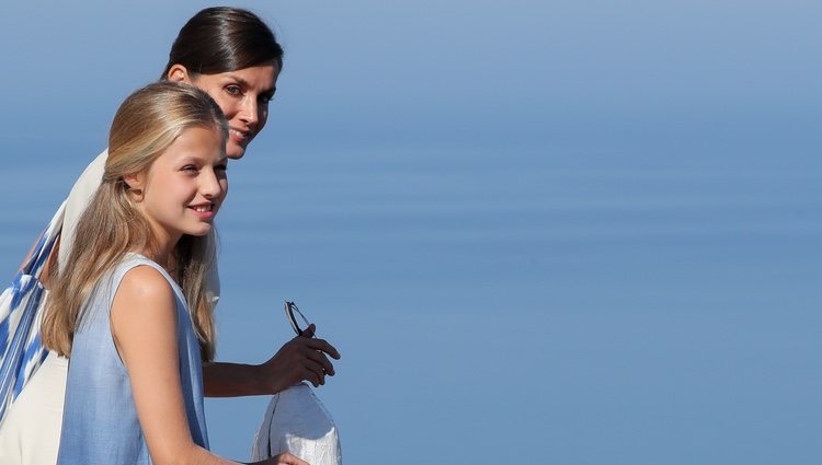 La Reina Letizia y la Princesa Leonor contemplando la costa de Mallorca