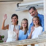 Los Reyes Felipe y Letizia, la Princesa Leonor y la Infanta Sofía saludando desde el Museo Marroig