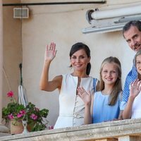 Los Reyes Felipe y Letizia, la Princesa Leonor y la Infanta Sofía saludando desde el Museo Marroig