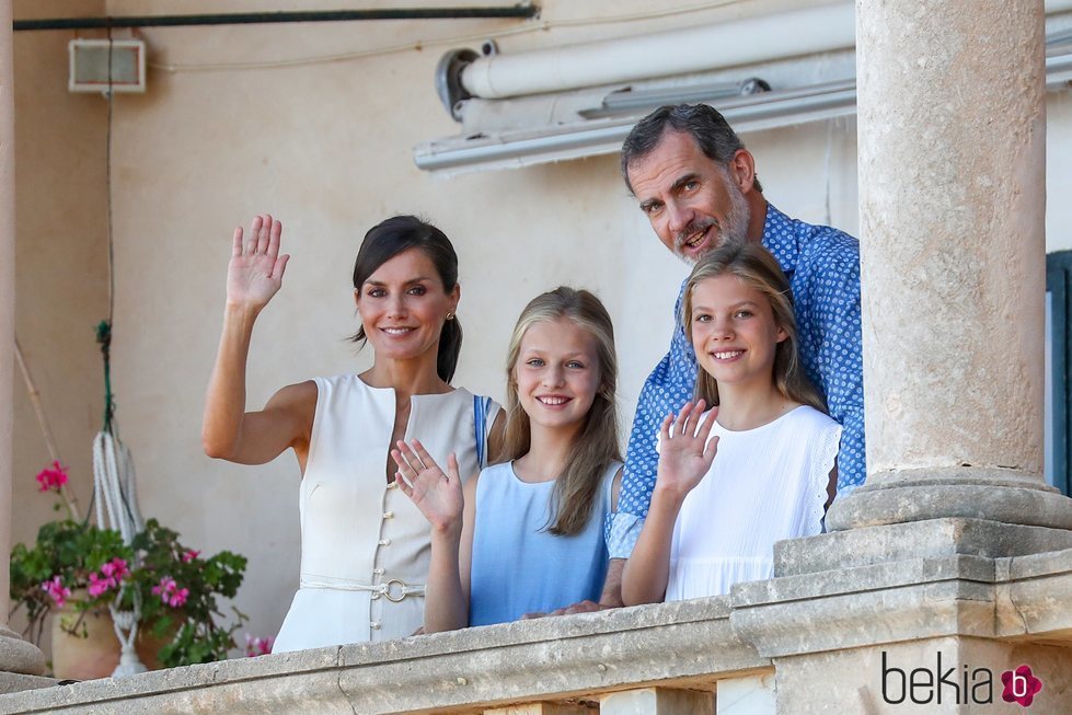 Los Reyes Felipe y Letizia, la Princesa Leonor y la Infanta Sofía saludando desde el Museo Marroig