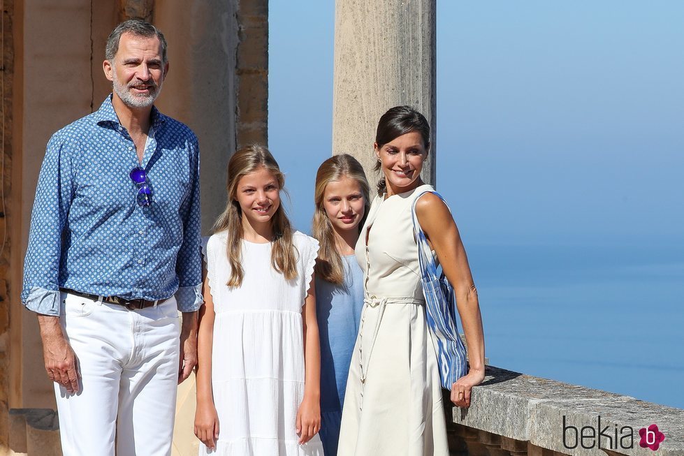 El Rey Felipe, la Reina Letizia, la Princesa Leonor y la Infanta Sofía al lado de u precioso mirador de Mallorca