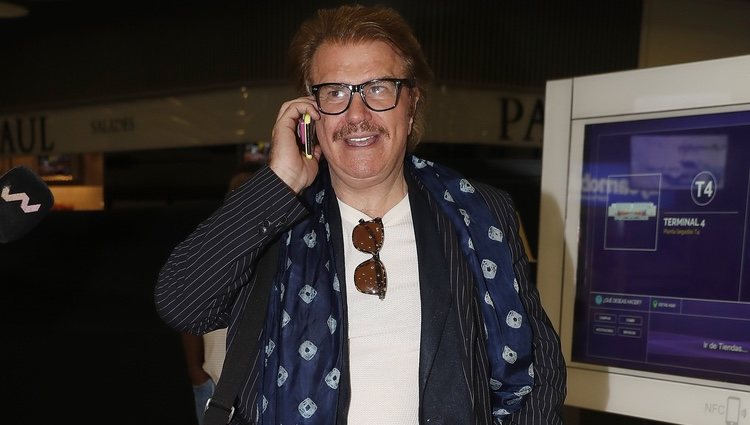 Bigote Arrocet hablando por teléfono en el aeropuerto tras volver de Chile