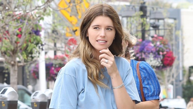 Katherine Schwarzenegger en Los Ángeles paseando