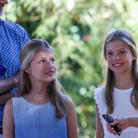 La Reina Letizia charlando con sus hijas la Infanta Sofía y la Princesa Leonor en el museo Son Marroig de Mallorca