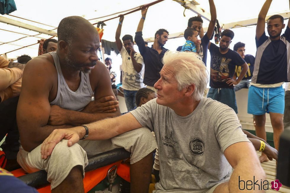 Richard Gere hablando con los tripulantes del buque 'Open Arms'