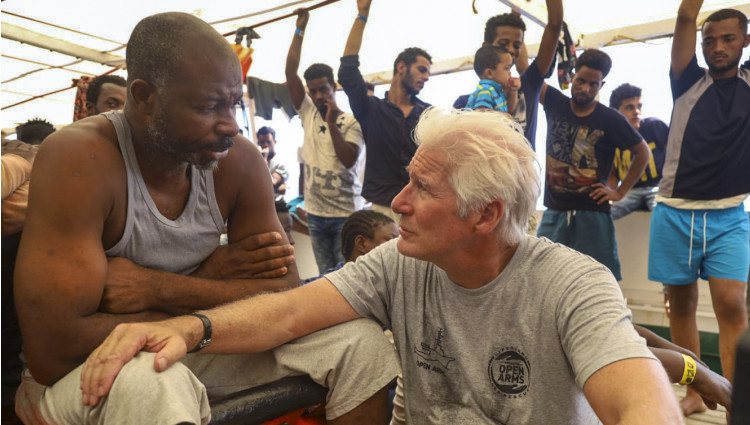 Richard Gere hablando con los tripulantes del buque 'Open Arms'