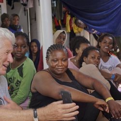 Richard Gere muestra la foto de su bebé a una mujer de la tripulación del 'Open Arms'