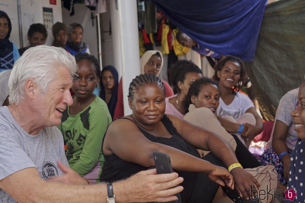 Richard Gere muestra la foto de su bebé a una mujer de la tripulación del 'Open Arms'