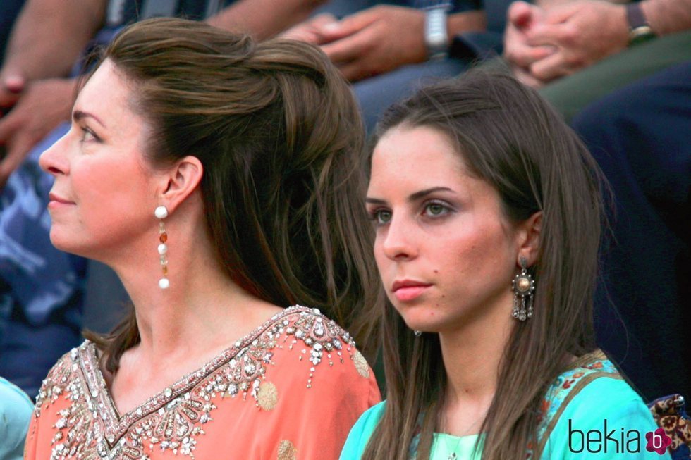 La Reina Noor de Jordania y su hija, la Princesa Iman en la ceremonia de apertura del Festival de la Cultura y el Arte en Amman