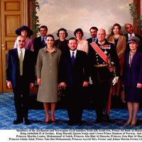 La Familia Real de Jordania posa junto a parte de la Familia Real de Noruega  en el año 2000