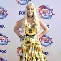 Tori Spelling en los Teen Choice Awards 2019