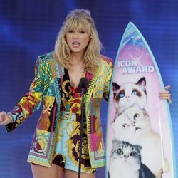 Taylor Swift recogiendo su galardón de los Teen Choice Awards 2019